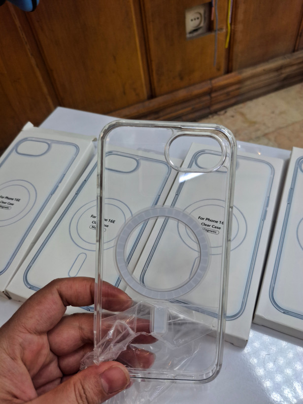 قاب شفاف iPhone 16e با قابلیت شارژ مگسیف